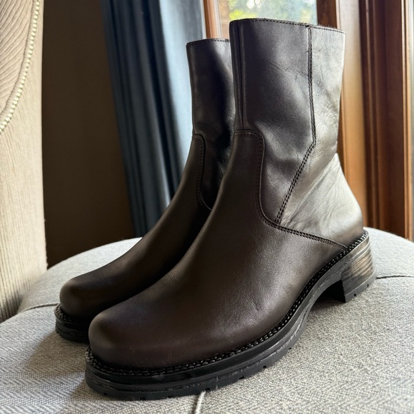 La Canadienne Elegant Brown Leather Ankle Boots - Picture 5 of 14